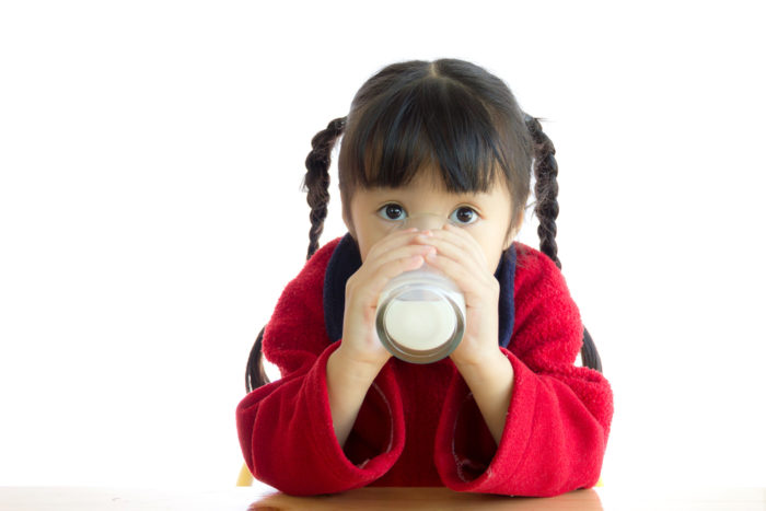 子供たちは牛乳を飲む