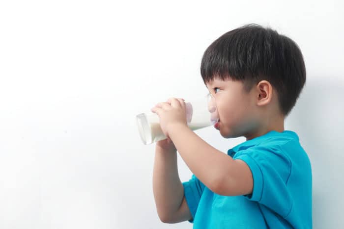 子供たちは牛乳を飲む