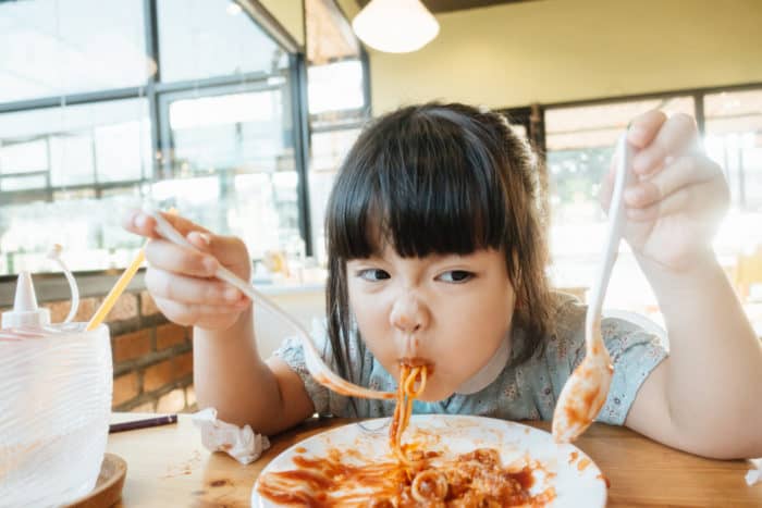 子供たちは継続的に食べます