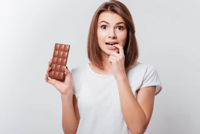 胃のためにチョコレートを食べることの副作用