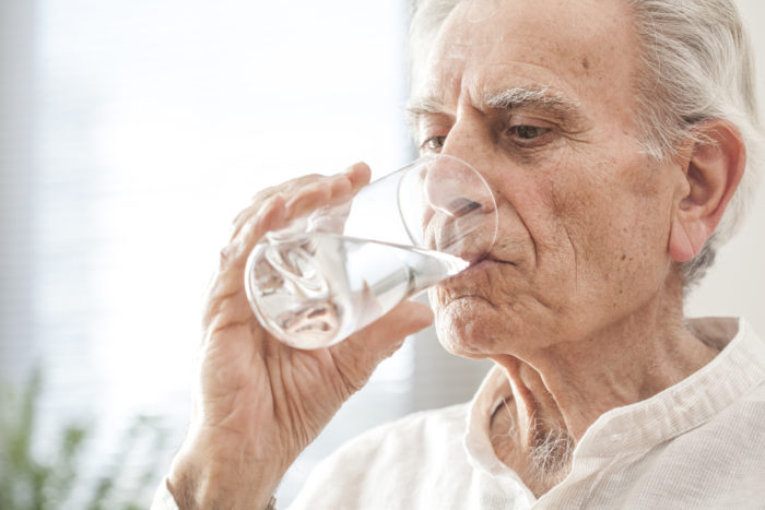 高齢者の飲み物水