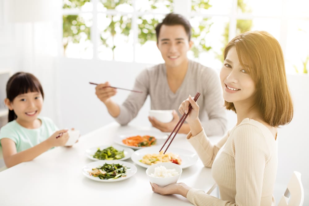 家族と一緒に食べる