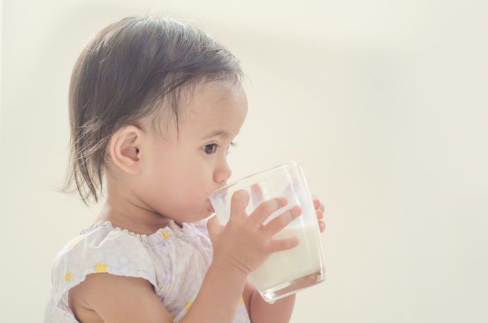 ガラスを使用して牛乳を飲む