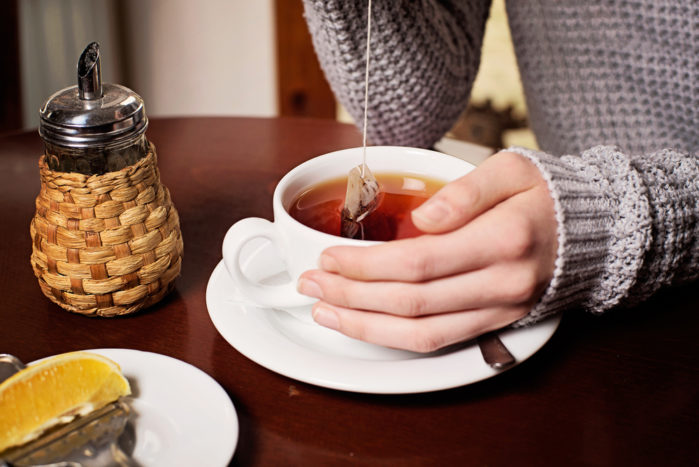 お茶を飲む