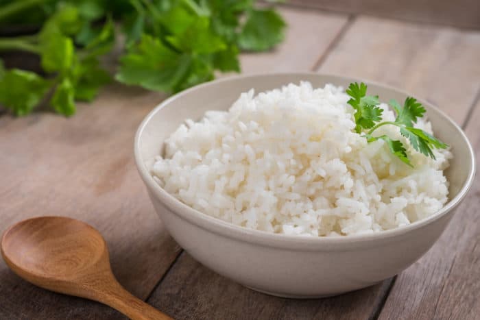 白ご飯を食べる