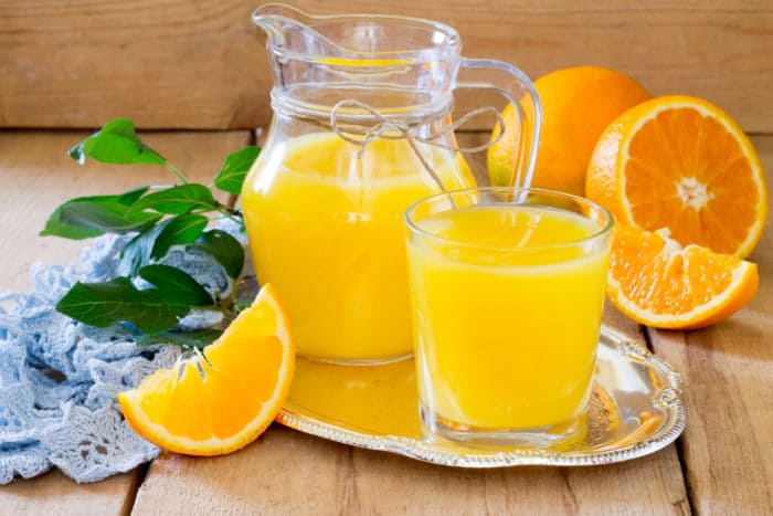 健康的なオレンジジュースを選ぶ