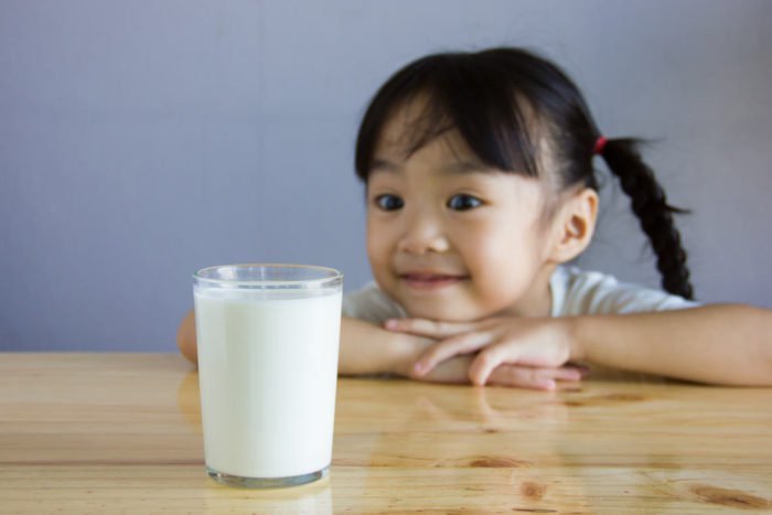 牛乳にアレルギーのある子供向けの代替牛乳