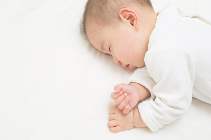 赤ちゃんはワクチン接種後に眠る