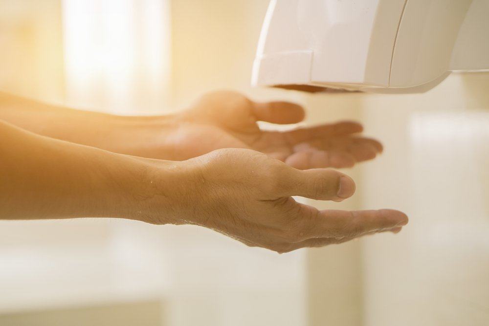 より多くの細菌を拡散するのではなく、乾燥機で手を乾かす