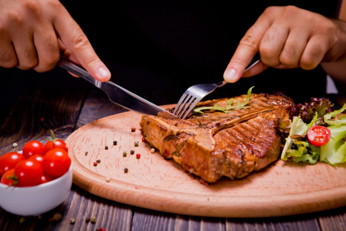 糖尿病の危険にさらされて肉を食べる