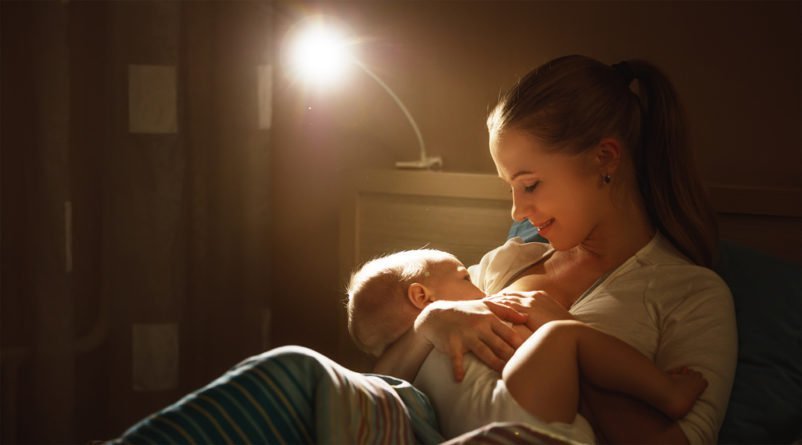 夜間の母乳育児は妊娠を防ぐ