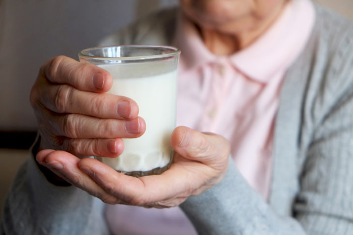 牛乳を飲むためには高齢者が必要ですか