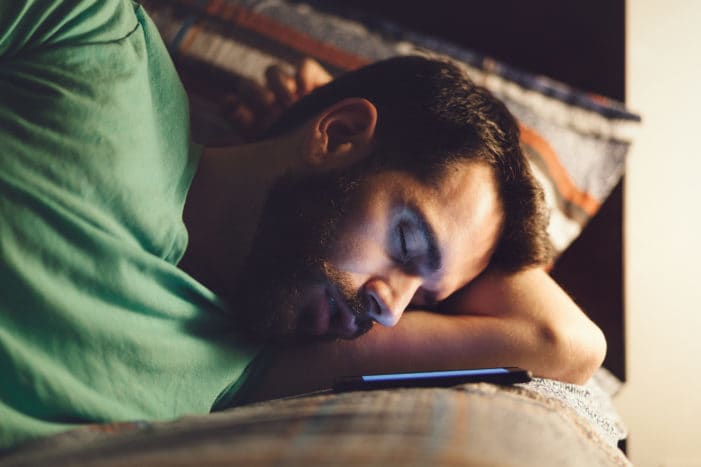 気を付けろ！あなたが携帯電話の近くで眠るならそれは危険です